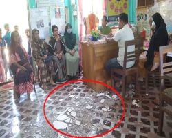 মৌলভীবাজারে বিদ্যালয়ের ছাদের পলেস্তারা খসে পড়ল অভিভাবক সভায়